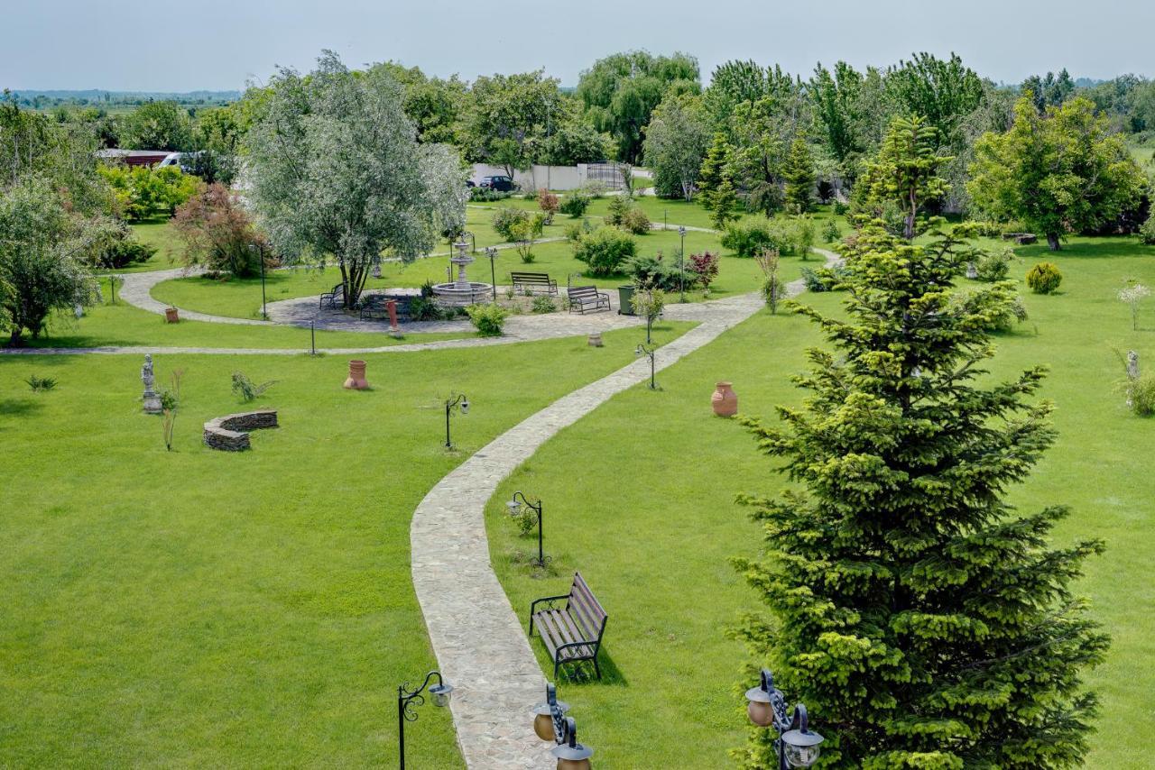 Club Insieme Grand Resort Potlogi Екстериор снимка