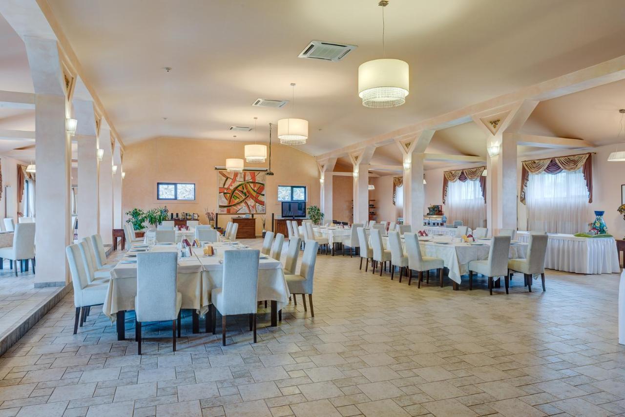 Club Insieme Grand Resort Potlogi Екстериор снимка