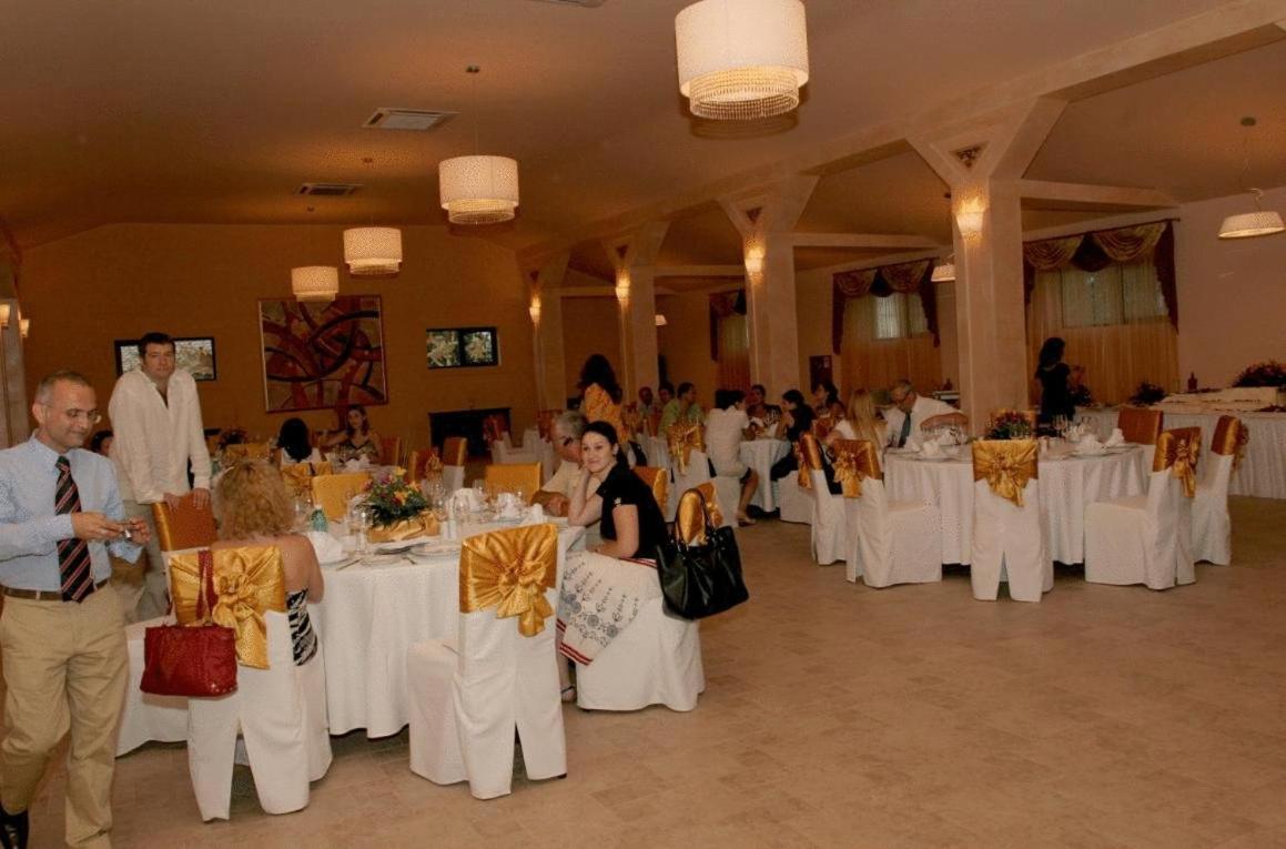 Club Insieme Grand Resort Potlogi Екстериор снимка