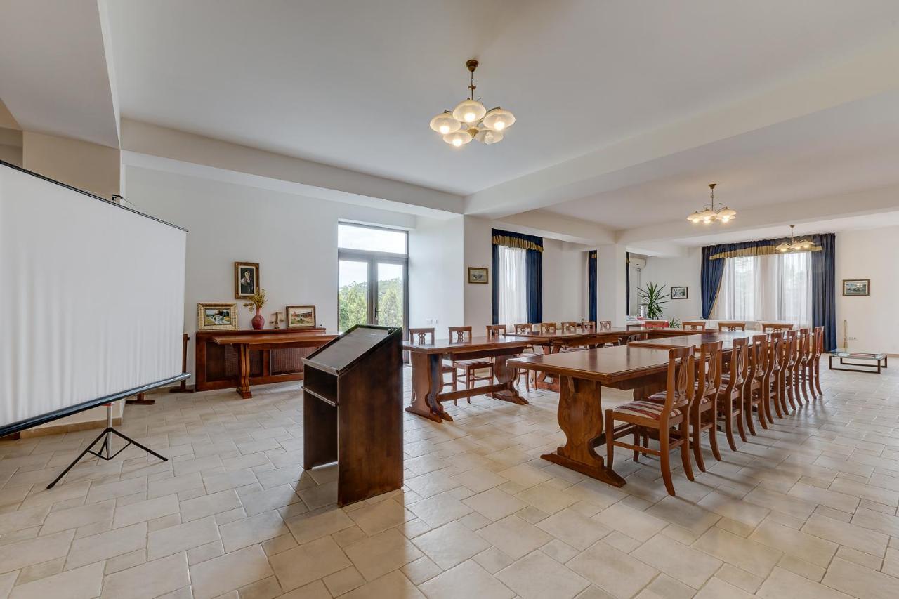 Club Insieme Grand Resort Potlogi Екстериор снимка