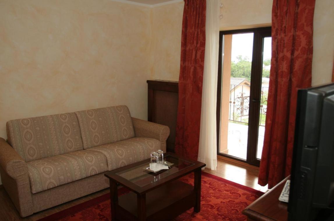Club Insieme Grand Resort Potlogi Екстериор снимка