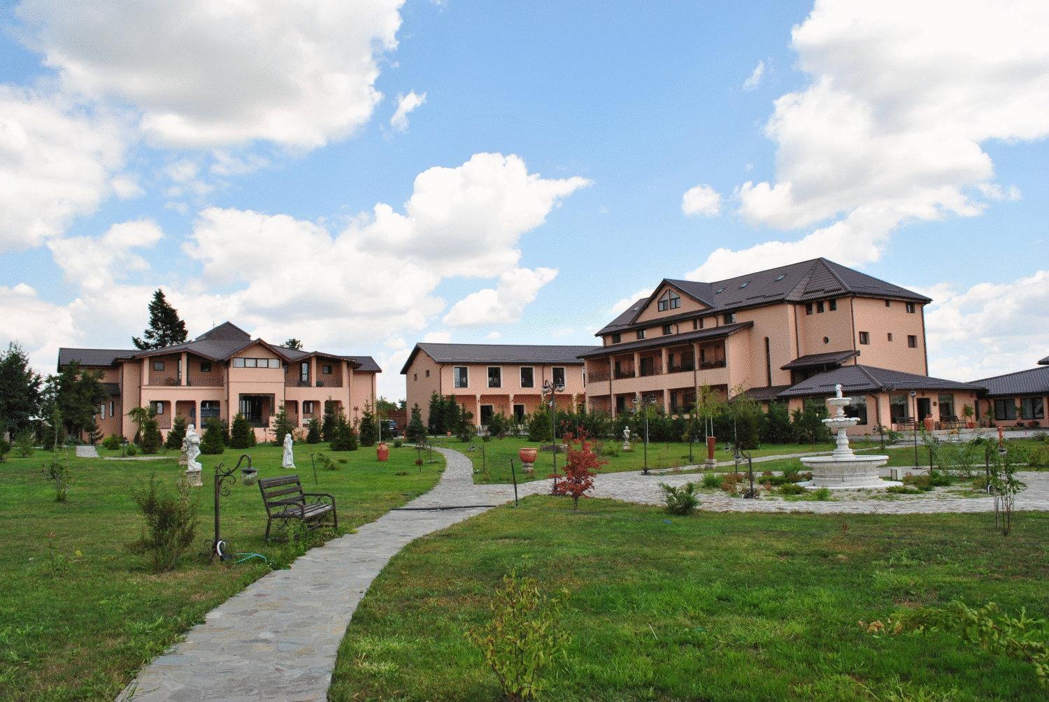 Club Insieme Grand Resort Potlogi Екстериор снимка