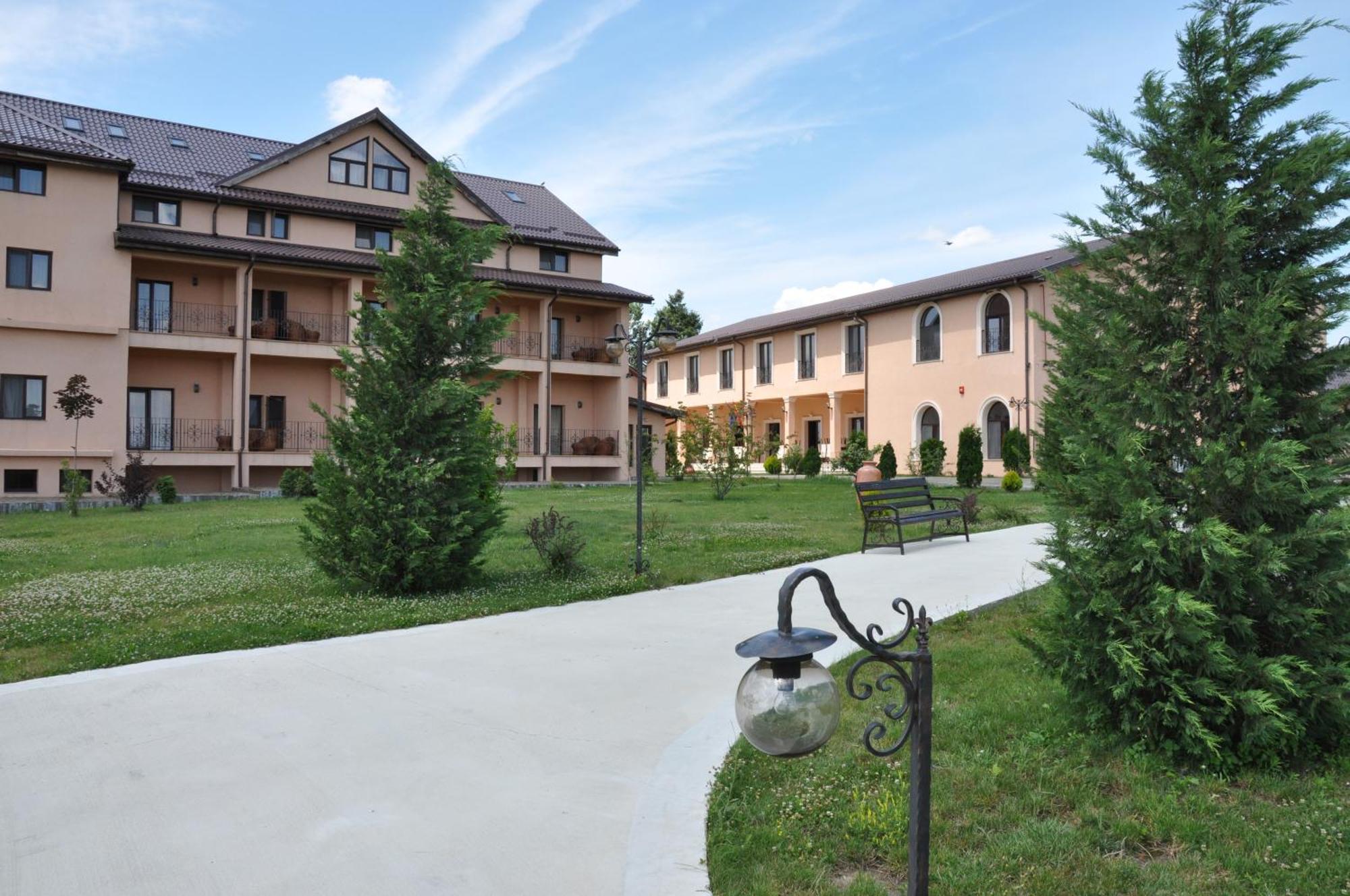 Club Insieme Grand Resort Potlogi Екстериор снимка